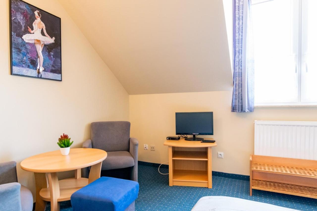 Hotel Pod Platanem Rowy  Esterno foto